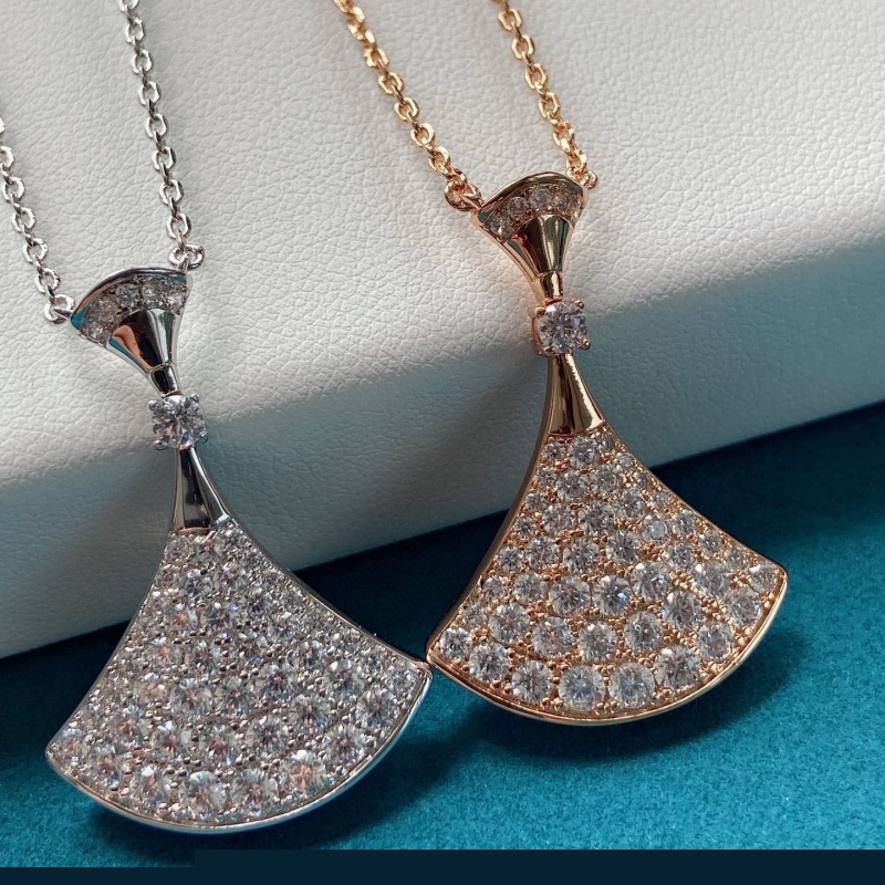 Bo*te*ga venenta necklaces